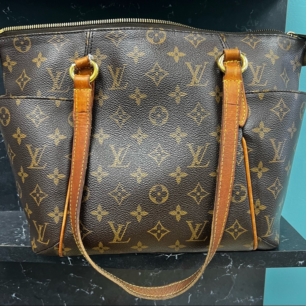 Beautiful authentic Louis Vuitton Totally PM Tote.